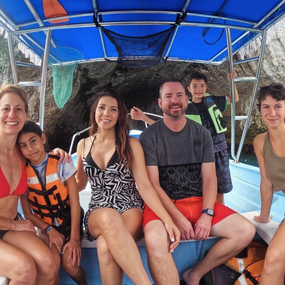 Familia en la lancha dentro del arco de Los Arcos